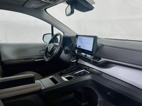 Used 2025 Toyota Sienna XLE FWD image 8