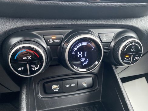 Used 2023 Hyundai Venue SEL image 30