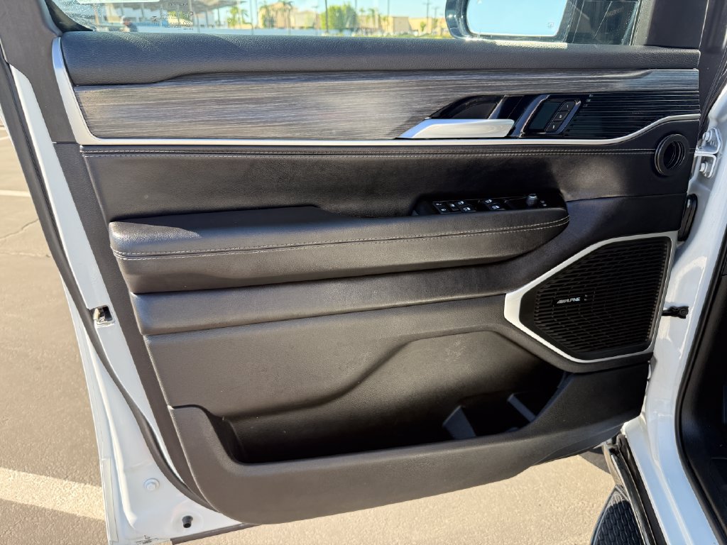 Used 2023 Jeep Wagoneer Series II AWD/4WD image 10