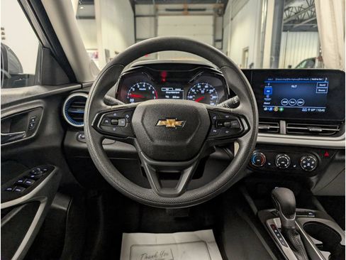 Used 2025 Chevrolet Trax LS w/ LS Convenience Package FWD image 12