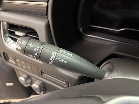 Used 2024 GMC Yukon SLT w/ SLT Luxury Package image 20