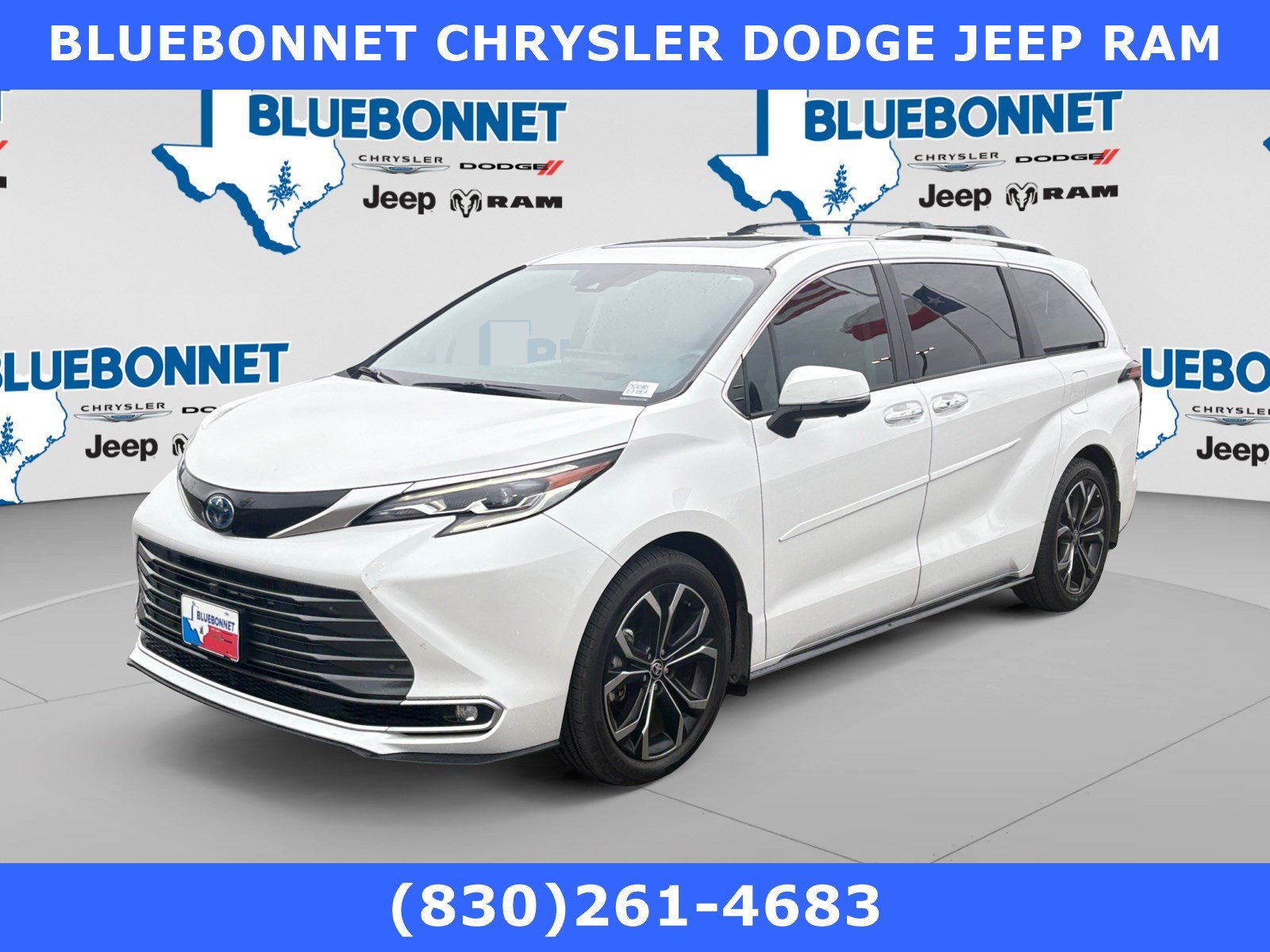 Used 2025 Toyota Sienna Platinum FWD image 1