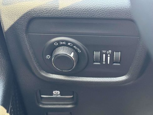 Used 2025 Jeep Grand Cherokee Altitude AWD/4WD image 25