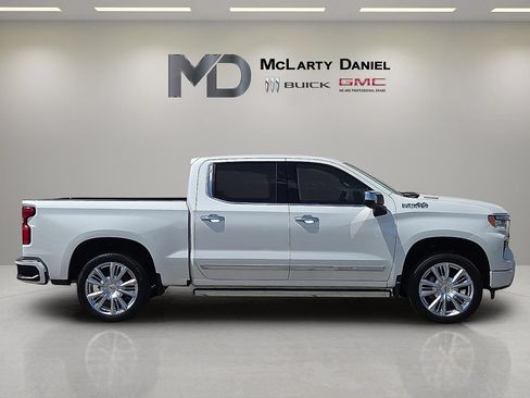 Used 2023 Chevrolet Silverado 1500 High Country w/ High Country Premium Package AWD/4WD image 15