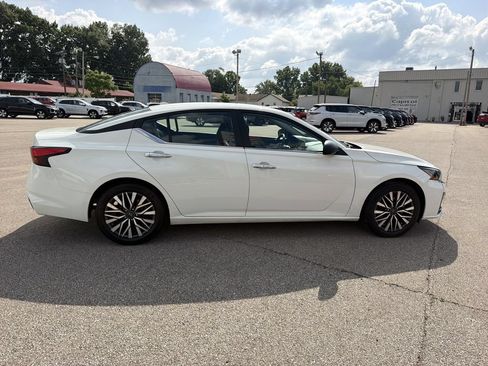 Used 2025 Nissan Altima 2.5 SV FWD image 3