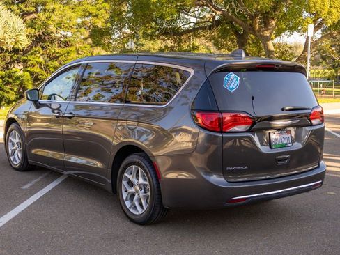 Used 2017 Chrysler Pacifica Touring Plus w/ Tire & Wheel Group image 10