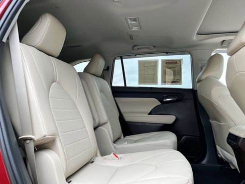 Used 2021 Toyota Highlander XLE FWD image 27