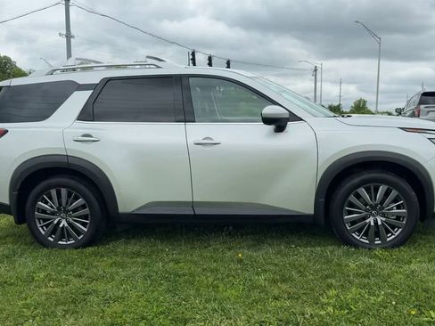 Used 2024 Nissan Pathfinder SL w/ SL Premium Package AWD/4WD image 8