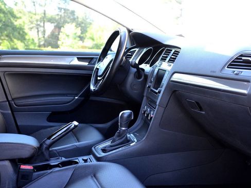 Used 2017 Volkswagen Golf Alltrack SE image 15