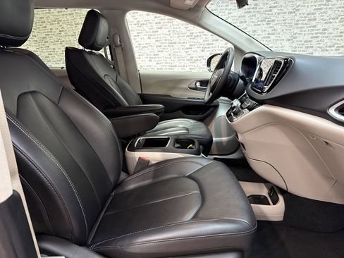Used 2024 Chrysler Pacifica Touring-L image 9