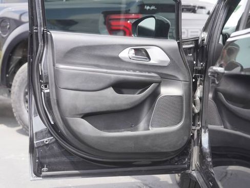 Used 2019 Chrysler Pacifica Touring Plus w/ S Appearance Package FWD image 33