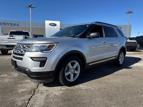 Used 2018 Ford Explorer XLT image 2