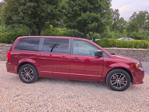 Used 2017 Dodge Grand Caravan SE FWD image 8