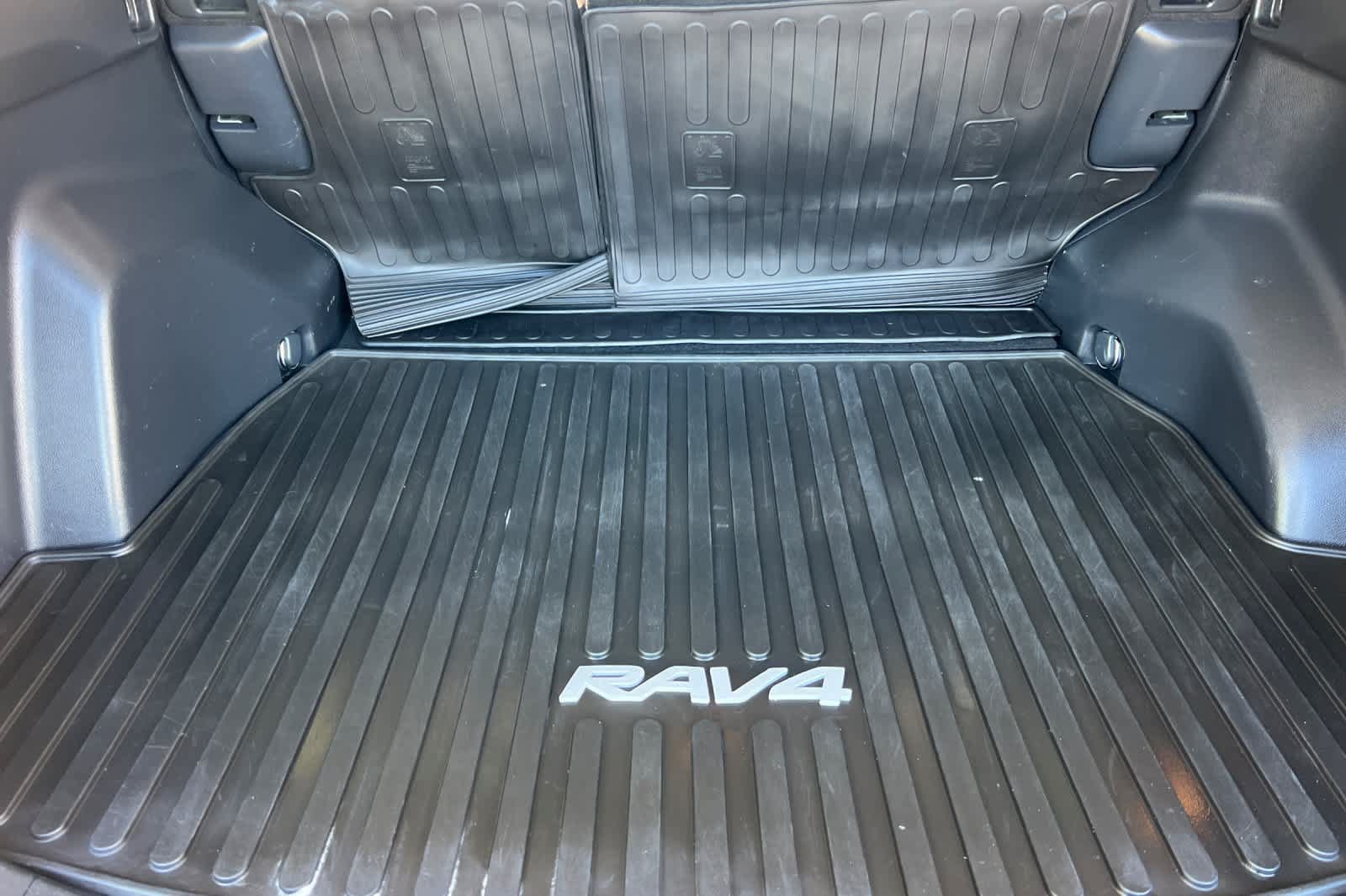 Used 2021 Toyota RAV4 LE FWD image 15