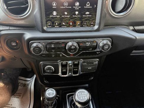 Used 2018 Jeep Wrangler Unlimited Sahara AWD/4WD image 13