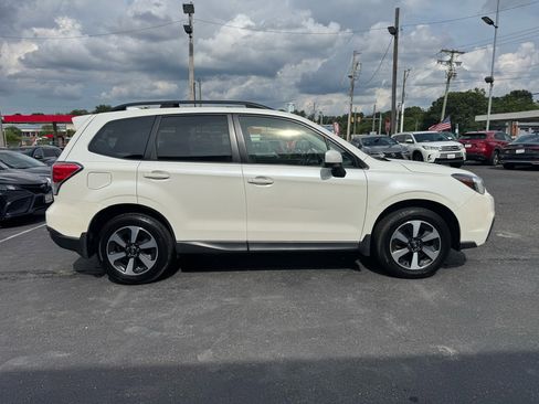 Used 2018 Subaru Forester 2.5i Premium w/ All-Weather Package image 4