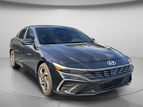 Certified 2025 Hyundai Elantra Sport FWD image 4