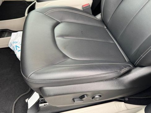 Used 2024 Chrysler Pacifica Select image 15