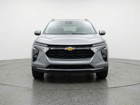 Used 2025 Chevrolet Trax LT w/ LT Convenience Package image 2