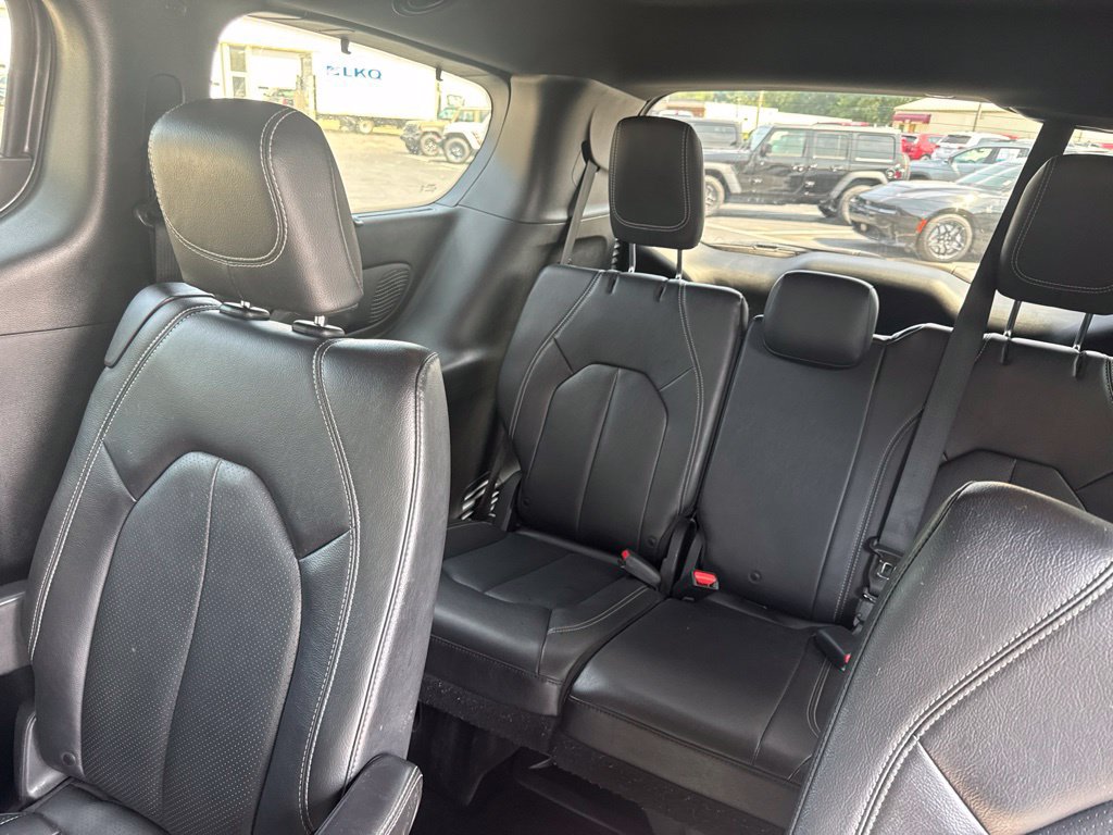 Used 2019 Chrysler Pacifica Touring-L Plus w/ Advanced Safetytec Group FWD image 11