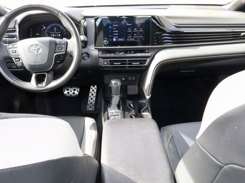Used 2025 Toyota Camry SE image 10