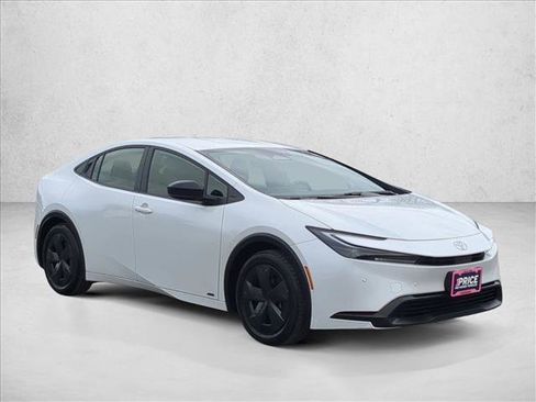 Used 2025 Toyota Prius LE image 3