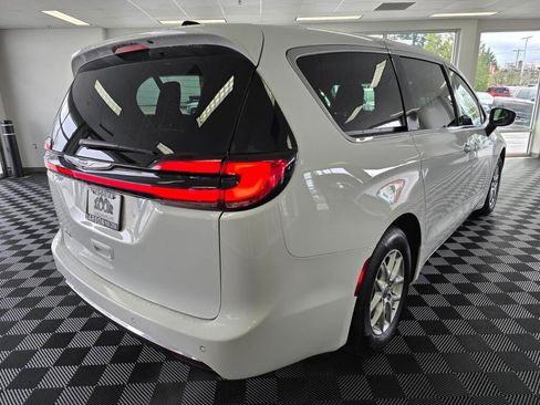 Used 2025 Chrysler Pacifica Select image 3