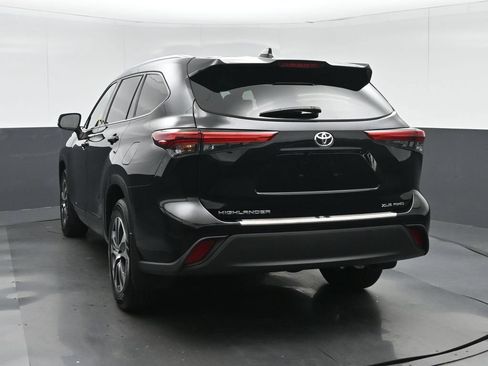 Used 2020 Toyota Highlander XLE AWD/4WD image 5