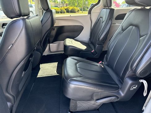 Used 2024 Chrysler Pacifica Touring-L FWD image 30