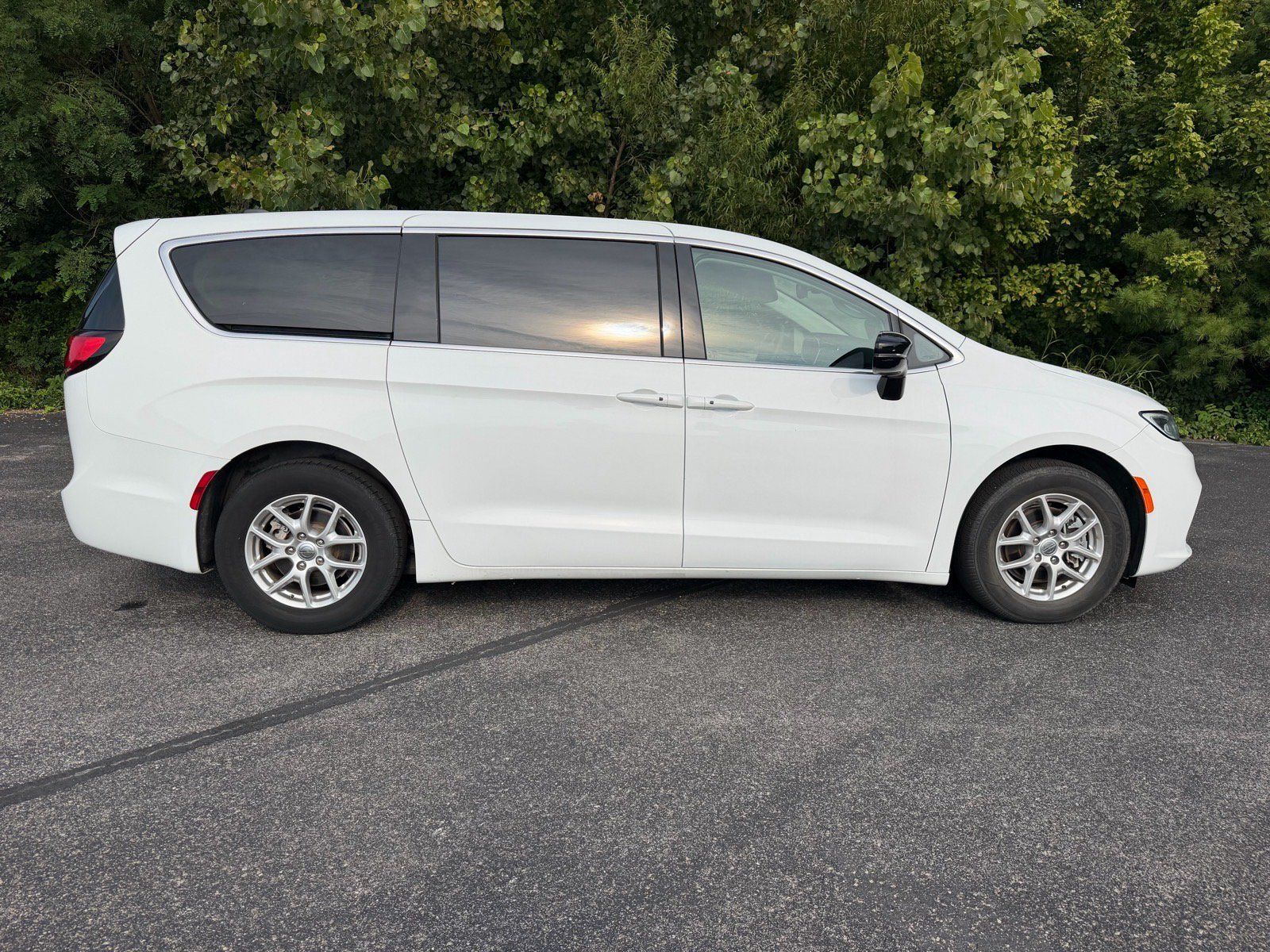 Used 2024 Chrysler Pacifica Touring-L FWD image 16
