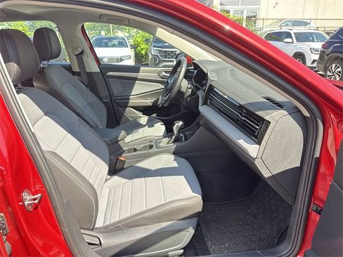 Used 2025 Volkswagen Jetta SE w/ Sunroof Package image 28