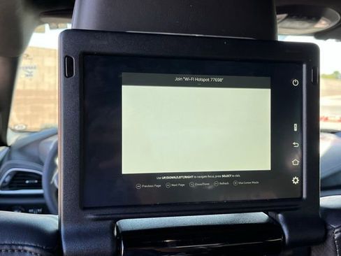 Used 2025 Chrysler Pacifica Select w/ Uconnect Theater Family Group FWD image 27