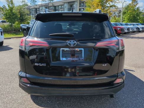 Used 2018 Toyota RAV4 LE FWD image 5