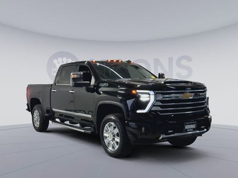 Used 2024 Chevrolet Silverado 2500 High Country w/ High Country Premium Package AWD/4WD image 2