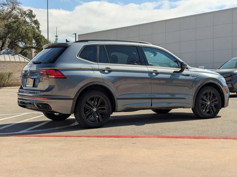 Used 2022 Volkswagen Tiguan SE R-Line image 4