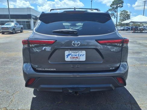 Used 2022 Toyota Highlander XLE image 4