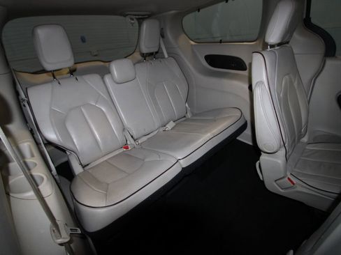 Used 2017 Chrysler Pacifica Limited w/ UConnect Theater Package image 25