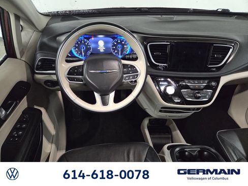 Used 2018 Chrysler Pacifica Limited w/ Tire & Wheel Group FWD image 20