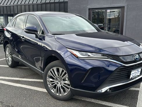Used 2023 Toyota Venza Limited image 1