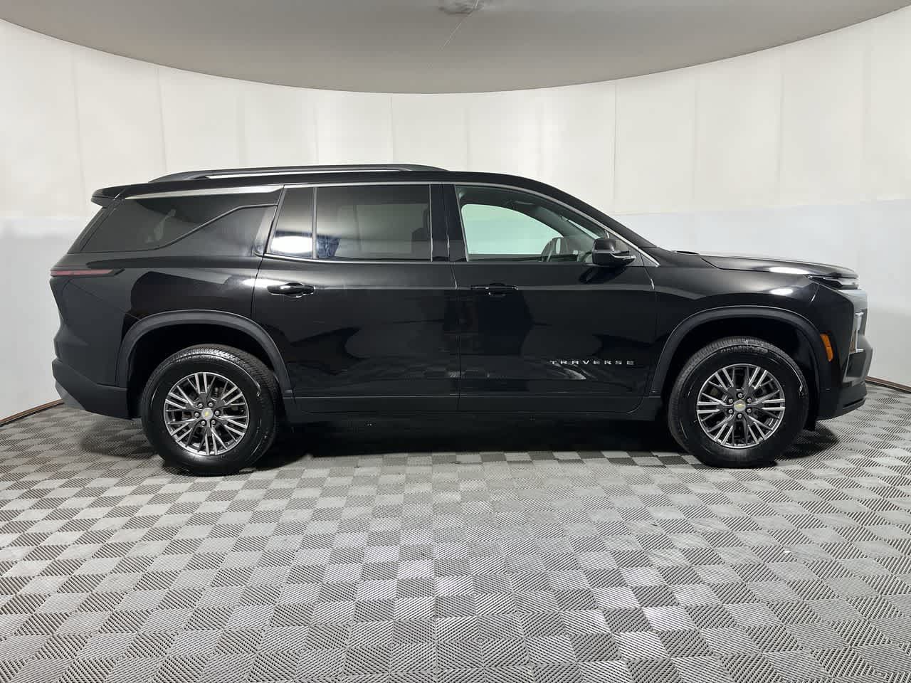 Used 2026 Chevrolet Traverse LT AWD/4WD image 9