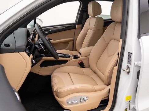 Certified 2026 Porsche Macan image 5