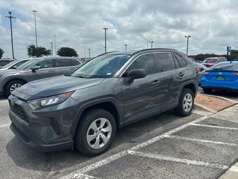 Used 2020 Toyota RAV4 LE FWD image 2