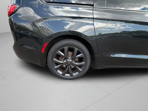 Used 2018 Chrysler Pacifica Touring-L Plus w/ Advanced Safetytec Group FWD image 34