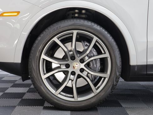 Used 2022 Porsche Cayenne Platinum Edition image 25