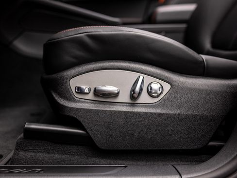 Certified 2025 Porsche Macan AWD/4WD image 43