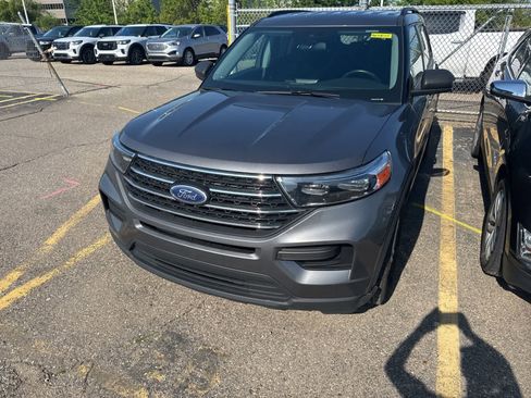 Used 2023 Ford Explorer XLT AWD/4WD image 1