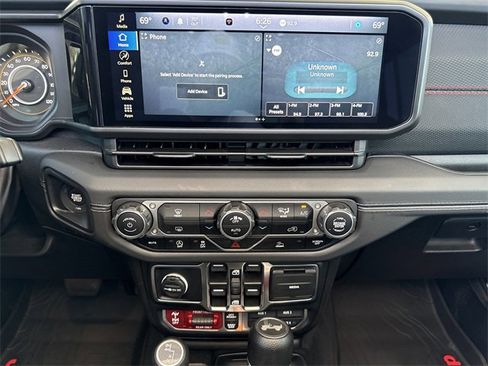 Used 2024 Jeep Wrangler Unlimited Rubicon image 16