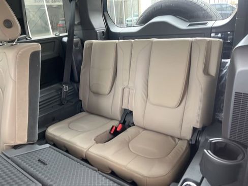 Used 2020 Land Rover Defender 110 SE image 11