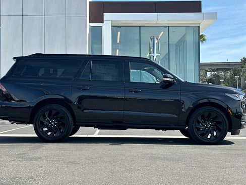 New 2027 Lincoln Navigator L Reserve w/ Jet Appearance Package AWD/4WD image 2
