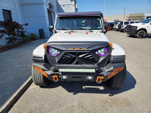 Used 2019 Jeep Wrangler Unlimited Sahara w/ Cold Weather Group AWD/4WD image 8